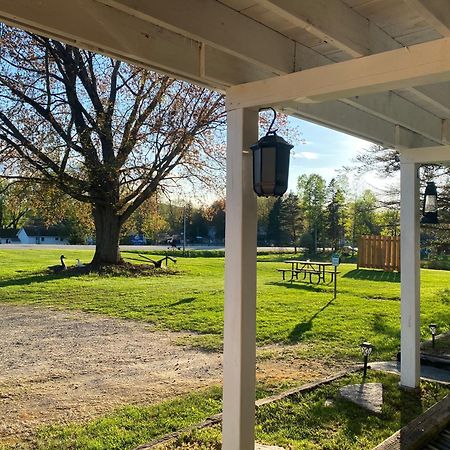 Our Place Up North Bnb Хантсвилл Экстерьер фото