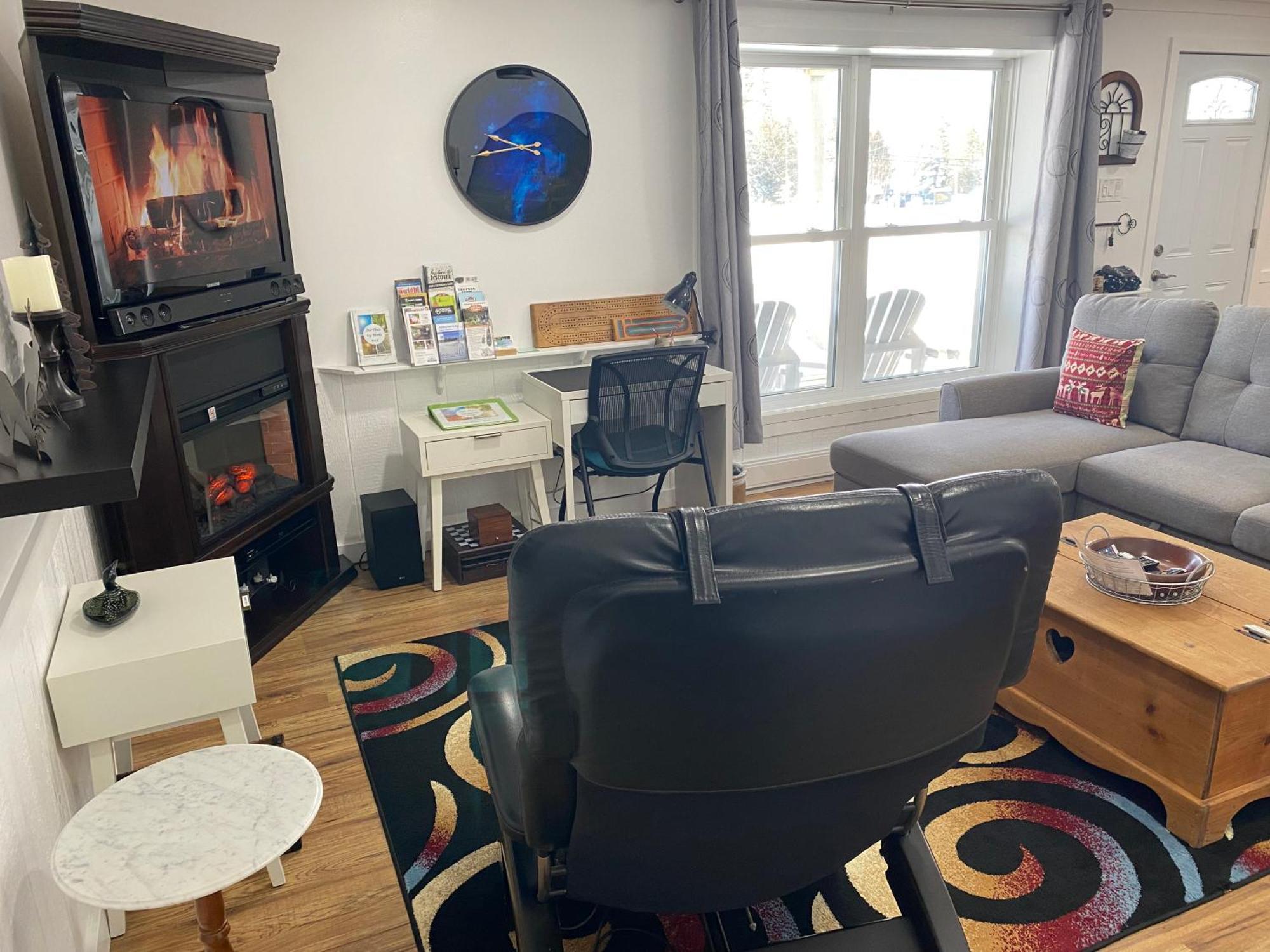 Our Place Up North Bnb Хантсвилл Экстерьер фото