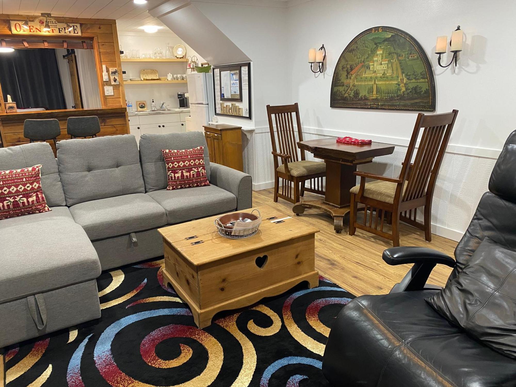 Our Place Up North Bnb Хантсвилл Экстерьер фото