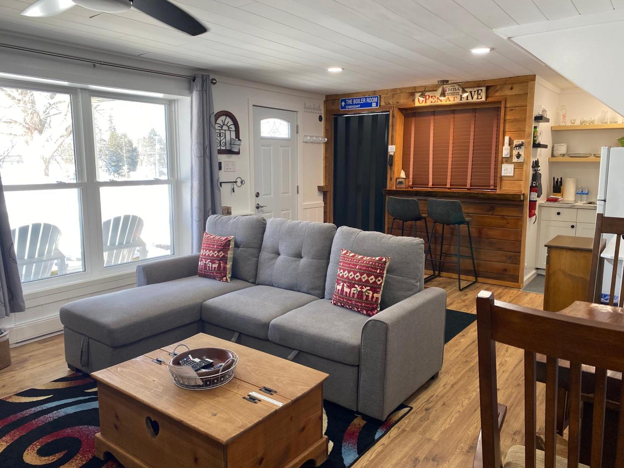 Our Place Up North Bnb Хантсвилл Экстерьер фото
