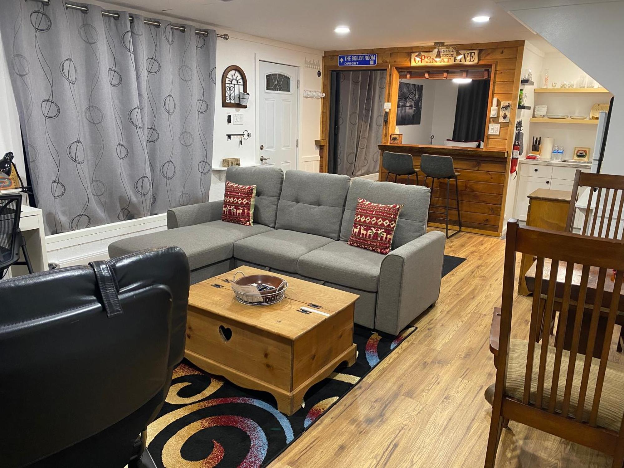 Our Place Up North Bnb Хантсвилл Экстерьер фото