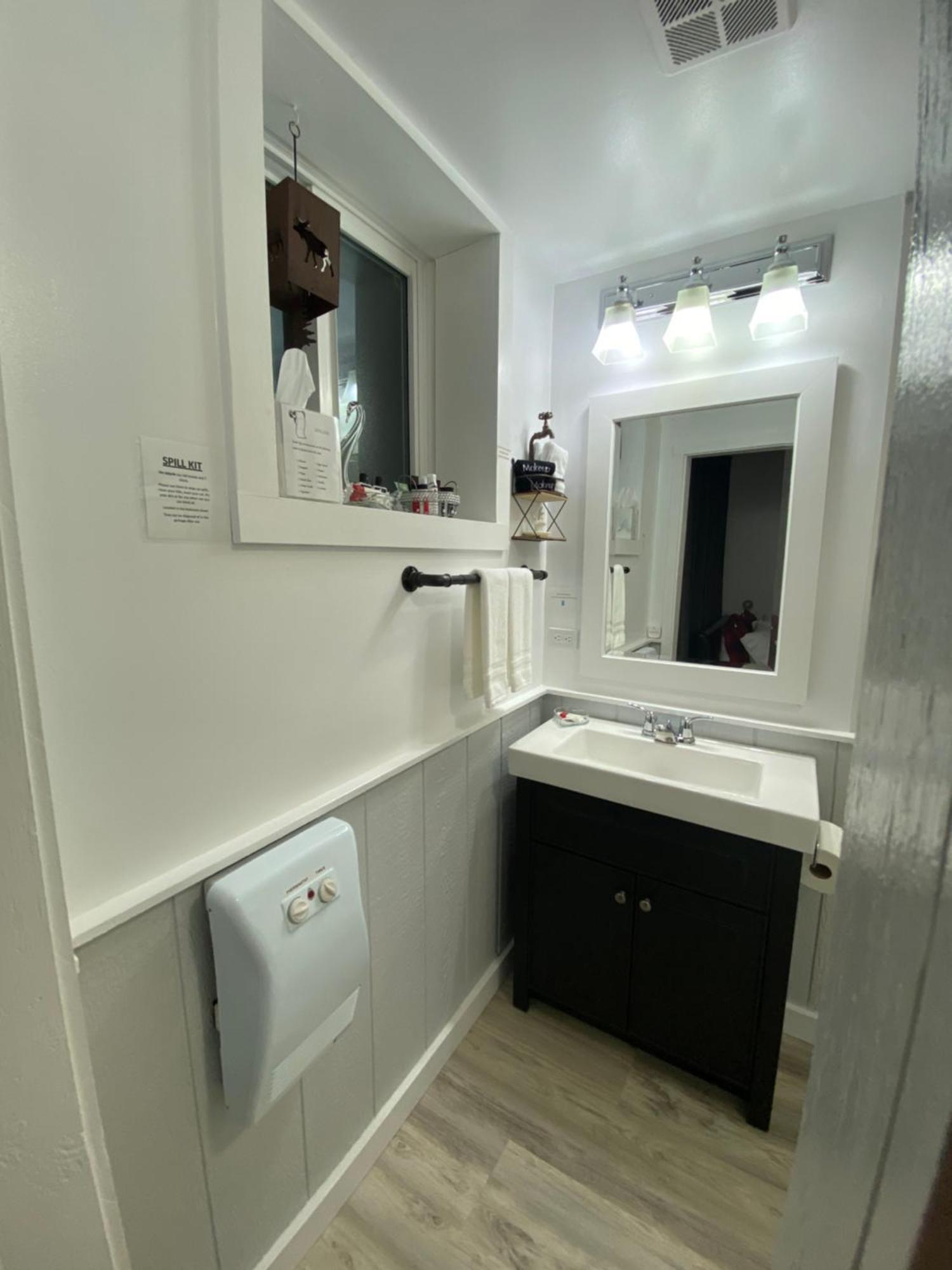 Our Place Up North Bnb Хантсвилл Экстерьер фото