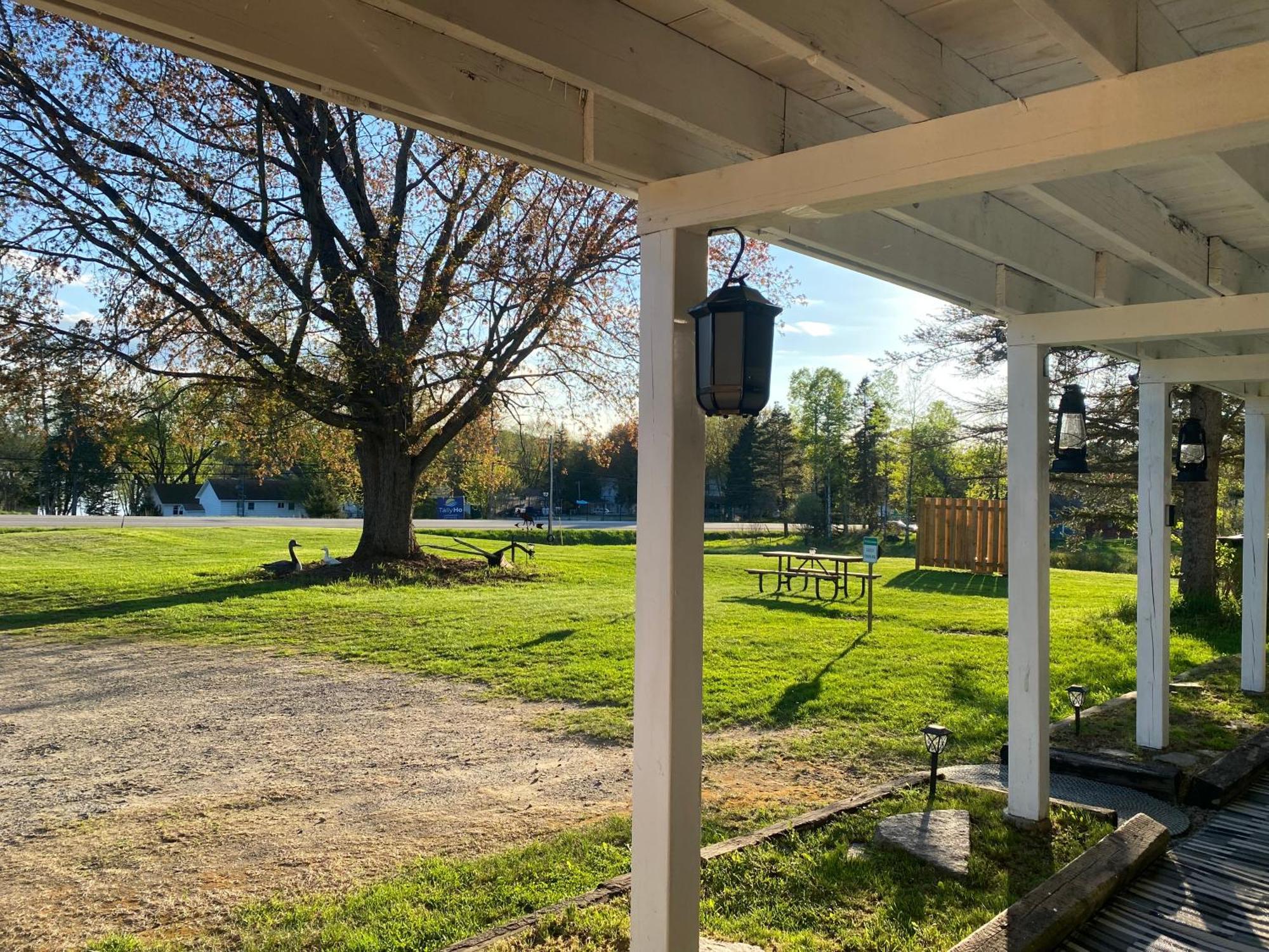 Our Place Up North Bnb Хантсвилл Экстерьер фото